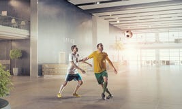 Spela fotboll i regeringsställning Blandat massmedia arkivfoto Spela fotboll i regeringsställning Blandat massmedia arkivfoto