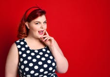 Speld op meisjeswijnoogst Het mooie portret van de vrouwen pinup stijl in retro kleding en stipkleding Het schot van de studio stock foto Speld op meisjeswijnoogst Het mooie portret van de vrouwen pinup stijl in retro kleding en stipkleding Het schot van de studio stock foto