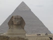 Sphinx devant la pyramide en Egypte Complexe de pyramide de Gizeh photographie stock libre de droits Sphinx devant la pyramide en Egypte Complexe de pyramide de Gizeh photographie stock libre de droits
