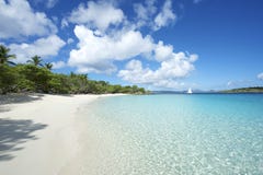 Spiaggia caraibica Isole Vergini di paradiso orizzontali fotografia stock libera da diritti Spiaggia caraibica Isole Vergini di paradiso orizzontali fotografia stock libera da diritti