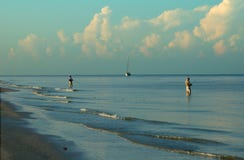 Spiaggia del Fort Myers di pesca di spuma fotografia stock Spiaggia del Fort Myers di pesca di spuma fotografia stock
