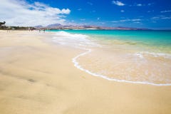 Spiaggia di calma della Costa sulla penisola di Jandia, Fuerteventura, isole Canarie fotografie stock libere da diritti Spiaggia di calma della Costa sulla penisola di Jandia, Fuerteventura, isole Canarie fotografie stock libere da diritti