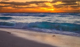 Spiaggia di Cancun al tramonto Fotografia Stock Libera da Diritti Spiaggia di Cancun al tramonto Fotografia Stock Libera da Diritti