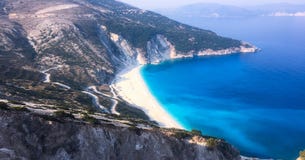 Spiaggia di Myrtos, isola di Kefalonia, Grecia Bella vista della baia e della spiaggia di Mirtos sull'isola di Kefalonia fotografia stock libera da diritti Spiaggia di Myrtos, isola di Kefalonia, Grecia Bella vista della baia e della spiaggia di Mirtos sull'isola di Kefalonia fotografia stock libera da diritti