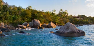 Spiaggia e grandi rocce, sole di sera; situato in São Paulo Brazil fotografia stock libera da diritti Spiaggia e grandi rocce, sole di sera; situato in São Paulo Brazil fotografia stock libera da diritti