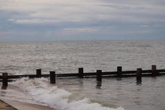 Spiaggia Norwich Inghilterra di Walcott sistema di difesa di mare che tiene indietro le onde immagine stock libera da diritti Spiaggia Norwich Inghilterra di Walcott sistema di difesa di mare che tiene indietro le onde immagine stock libera da diritti