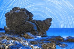 Spiaggia rocciosa nell'ora blu Spiaggia rocciosa nell'ora blu