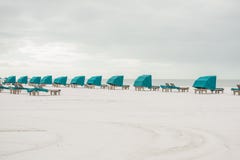 Spiaggia sabbiosa con la sabbia bianca e le file delle chaise longue con i baldacchini per rilassamento Litorale dell'Oceano Atla Fotografie Stock Libere da Diritti Spiaggia sabbiosa con la sabbia bianca e le file delle chaise longue con i baldacchini per rilassamento Litorale dell'Oceano Atla Fotografie Stock Libere da Diritti