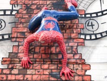 Spider-Man die op muur, 3D uit komend videoklem beklimmen stock afbeeldingen Spider-Man die op muur, 3D uit komend videoklem beklimmen stock afbeeldingen