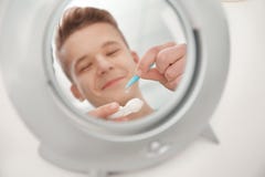 Spiegelbezinning die van tiener contactlens nemen royalty-vrije stock foto Spiegelbezinning die van tiener contactlens nemen royalty-vrije stock foto