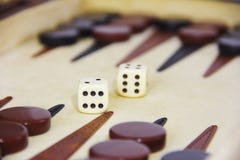 Spielbackgammon auf einem Brett mit w?rfelt und Kontrolleure stockfotos Spielbackgammon auf einem Brett mit w?rfelt und Kontrolleure stockfotos
