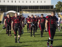 Spielen des amerikanischen Fußballs am Stadion lizenzfreie stockbilder Spielen des amerikanischen Fußballs am Stadion lizenzfreie stockbilder