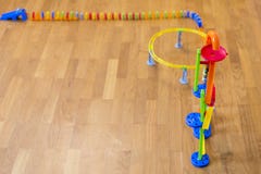 Spielen Sie die Babydominos auf dem Boden im Raum Kopieren Sie Platz lizenzfreies stockbild Spielen Sie die Babydominos auf dem Boden im Raum Kopieren Sie Platz lizenzfreies stockbild