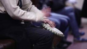 Spielen Sie die Trommel Spielen Sie die Trommel