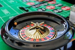 Spielen von Rouletten in einem Kasino auf einer grünen Tabelle lizenzfreie stockfotografie Spielen von Rouletten in einem Kasino auf einer grünen Tabelle lizenzfreie stockfotografie