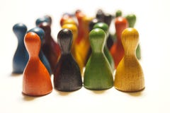Spielen von Stück meeples als Menschen in der realen Welt lizenzfreie stockfotos Spielen von Stück meeples als Menschen in der realen Welt lizenzfreie stockfotos