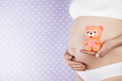 Spielzeug, glückliche schwangere Frau lizenzfreies stockbild Spielzeug, glückliche schwangere Frau lizenzfreies stockbild