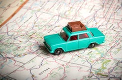 Spielzeugauto auf einer Straßenkarte