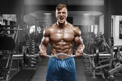 Spiermens die in gymnastiek uitwerken die oefeningen met barbell doen bij bicepsen, sterke mannelijke naakte torsoabs stock foto's Spiermens die in gymnastiek uitwerken die oefeningen met barbell doen bij bicepsen, sterke mannelijke naakte torsoabs stock foto's