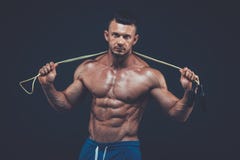 Spiermensentouwtjespringen actieve sportfitness stock afbeelding Spiermensentouwtjespringen actieve sportfitness stock afbeelding