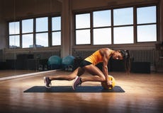 Spiervrouw die intense kerntraining doen royalty-vrije stock foto Spiervrouw die intense kerntraining doen royalty-vrije stock foto