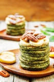 Spinatsbananenpfannkuchen mit Pekannüssen lizenzfreies stockfoto Spinatsbananenpfannkuchen mit Pekannüssen lizenzfreies stockfoto