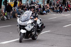 Spindel auf dem Fahrrad, das hinunter die Straße reitet stockfoto Spindel auf dem Fahrrad, das hinunter die Straße reitet stockfoto