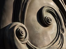 Spirales abstraites au fond d'un monument en bronze image libre de droits Spirales abstraites au fond d'un monument en bronze image libre de droits