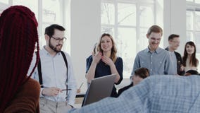 Spirito di gruppo nel luogo di lavoro sano Giovane uomo d'affari felice del capo che conduce ufficio moderno che incontra l'EPICA archivi video Spirito di gruppo nel luogo di lavoro sano Giovane uomo d'affari felice del capo che conduce ufficio moderno che incontra l'EPICA archivi video