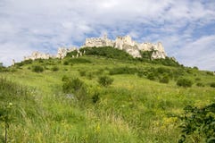 Spis slott på den gröna kullen i Slovakien royaltyfri fotografi Spis slott på den gröna kullen i Slovakien royaltyfri fotografi