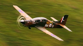 Spitfire бывший-RAF выполняет дисплей высокой энергии над авиаполем стоковая фотография Spitfire бывший-RAF выполняет дисплей высокой энергии над авиаполем стоковая фотография