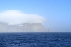 Spitsbergen: Della la isola dell'Orso coperta di nuvola Fotografia Stock Libera da Diritti Spitsbergen: Della la isola dell'Orso coperta di nuvola Fotografia Stock Libera da Diritti
