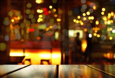 Spitze der hölzernen Tabelle mit Unschärfe bokeh Licht mit Schatten von Leuten herein stockbilder Spitze der hölzernen Tabelle mit Unschärfe bokeh Licht mit Schatten von Leuten herein stockbilder