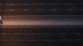 Spitze hinunter Vogelperspektive des starken Verkehrs auf Autobahn nachts stock video footage Spitze hinunter Vogelperspektive des starken Verkehrs auf Autobahn nachts stock video footage