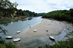 Splatać łodzie przy pięknym naturalnym rzecznym Leguer blisko Lannion w Brittany Francja obraz royalty free Splatać łodzie przy pięknym naturalnym rzecznym Leguer blisko Lannion w Brittany Francja obraz royalty free
