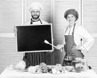 Spoedig het openen Hurend personeel Vrouw en man de ruimte van het het bordexemplaar van de chef-kokgreep ( stock foto's Spoedig het openen Hurend personeel Vrouw en man de ruimte van het het bordexemplaar van de chef-kokgreep ( stock foto's