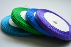 Spoelen van dun gekleurd replint op witte achtergrond stock afbeelding Spoelen van dun gekleurd replint op witte achtergrond stock afbeelding