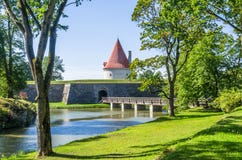 Spokojna fosa przy Kuressaare kasztelem w wyspie Saaremaa zdjęcie stock Spokojna fosa przy Kuressaare kasztelem w wyspie Saaremaa zdjęcie stock