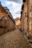 Spokojna ulica w xiii wiek Uroczysty Leuven Beguinage, Belgia fotografia stock Spokojna ulica w xiii wiek Uroczysty Leuven Beguinage, Belgia fotografia stock