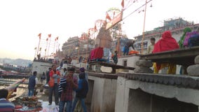 Sponda del fiume di Ganga a Varanasi fotografie stock Sponda del fiume di Ganga a Varanasi fotografie stock