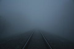 Spoorweg in de mist Dikke mistspoorweg stock foto's Spoorweg in de mist Dikke mistspoorweg stock foto's