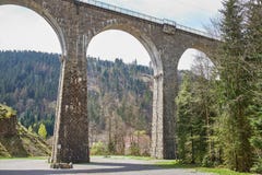 Spoorwegbrug dichtbij de canion van Ravenna in de het meest fotrest zwarte royalty-vrije stock foto Spoorwegbrug dichtbij de canion van Ravenna in de het meest fotrest zwarte royalty-vrije stock foto