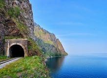Spoorwegtunnel bij rand van land van diepste Meer Baikal stock afbeelding Spoorwegtunnel bij rand van land van diepste Meer Baikal stock afbeelding