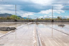 Sporendekking met vulklei van regen op een fabriekswoningbouw stock foto Sporendekking met vulklei van regen op een fabriekswoningbouw stock foto