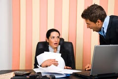 Sporgenza arrabbiata con il datore di lavoro Sporgenza arrabbiata con il datore di lavoro
