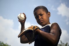 Sport, baseball e bambini, ritratto della palla di lancio del bambino Fotografia Stock Libera da Diritti Sport, baseball e bambini, ritratto della palla di lancio del bambino Fotografia Stock Libera da Diritti