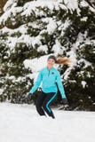 Sport d'hiver, fille sautant dans la neige photographie stock libre de droits Sport d'hiver, fille sautant dans la neige photographie stock libre de droits