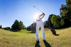 Sport de golf : le golfeur frappe une pousse du fairway Photographie stock Sport de golf : le golfeur frappe une pousse du fairway Photographie stock