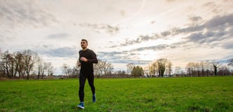 Sport de pratique d'homme sportif image stock Sport de pratique d'homme sportif image stock