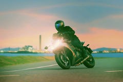 Sport di guida del giovane che visita motociclo strade principali AG dell'asfalto fotografia stock Sport di guida del giovane che visita motociclo strade principali AG dell'asfalto fotografia stock